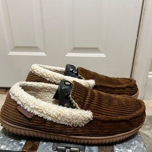 Dearfoams Brown and Cream Sandals with Plush Lining
